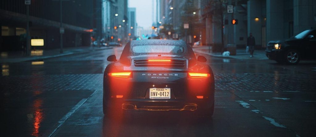 Auto glascoating prijs informatie: voordelen van glascoating zoals bescherming tegen krassen, verkleuring en waterafstoting.