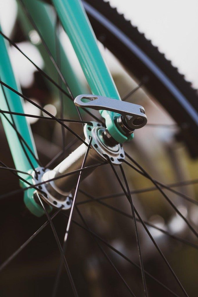 Fietsenmaker in Kampen voert professionele reparatie uit aan een fiets