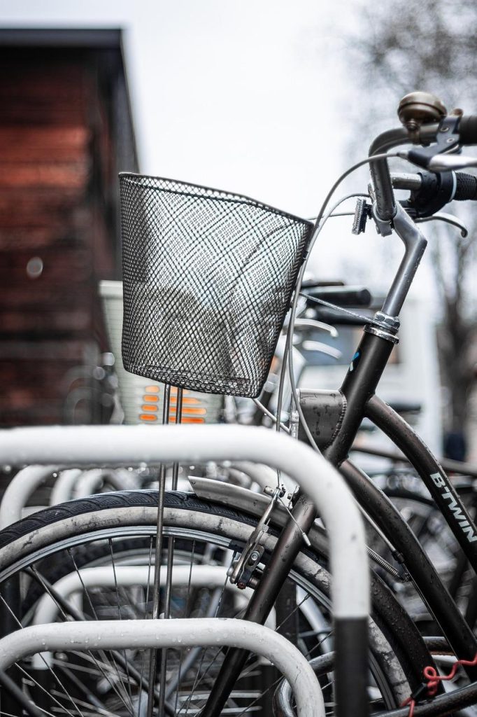Moderne fietsenstallingen in Heerenveen met geavanceerde beveiligingstechnologie voor veilig fietsen