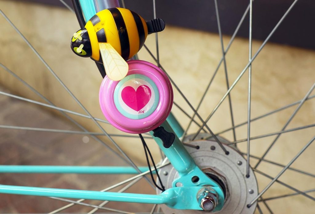 Nuttige cadeau's voor kinderen: fietsaccessoires zoals helmen, beschermers en verlichting voor veilig fietsen