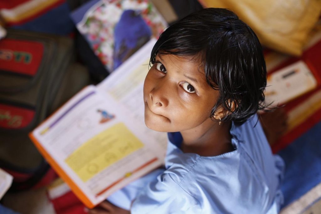 Docent begeleidt kinderen met kindercoaching voor betere focus en emotionele ondersteuning in het digitale tijdperk