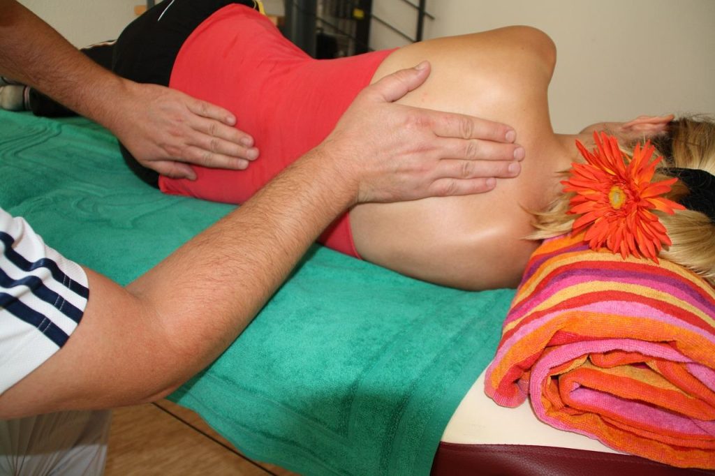 Therapeut voert manuele therapie behandeling uit in de regio Zwolle