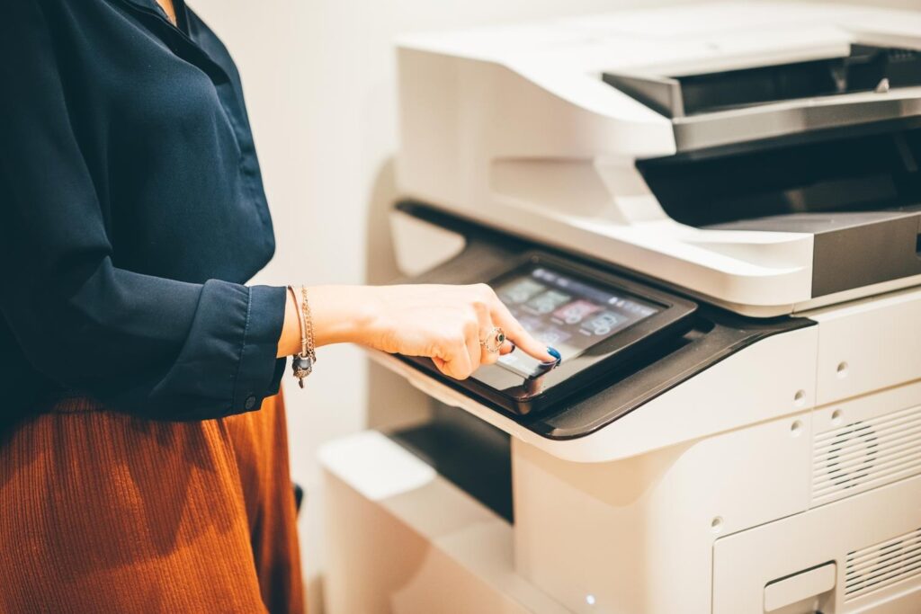 Een moderne zakelijke printer geschikt voor leasen in een kantooromgeving